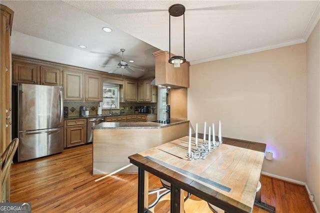 230 Oakmere Dr, Alpharetta, GA 30009 - kitchen with tasteful backsplash, a sink, ceiling fan, light wood finished floors, and stainless steel appliances