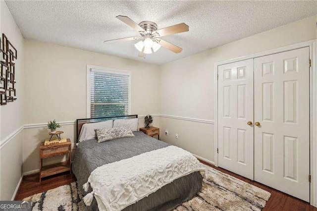 230 Oakmere Dr, Alpharetta, GA 30009 - bedroom with a closet, a textured ceiling, a ceiling fan, and wood finished floors