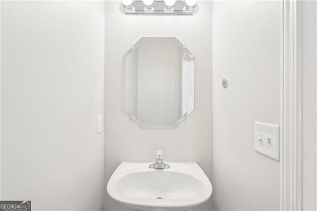 bathroom featuring a sink