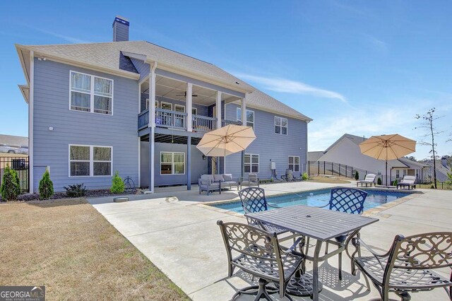 view of pool featuring outdoor lounge area, ceiling fan, fence, a patio, and a fenced in pool