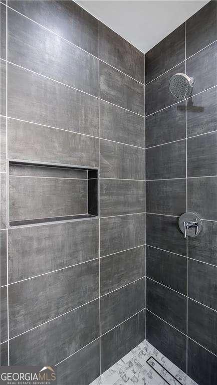 full bath with tiled shower