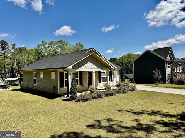 1037 E Doyle St, Toccoa, GA 30577 - view of front of property featuring board and batten siding, a porch, and a front yard