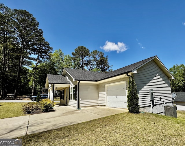 1037 E Doyle St, Toccoa, GA 30577 - view of side of home with an attached garage, a lawn, driveway, and roof with shingles