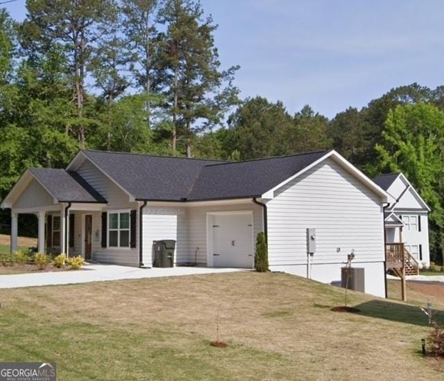 1037 E Doyle St, Toccoa, GA 30577 - view of front of home featuring a garage, driveway, and a front yard