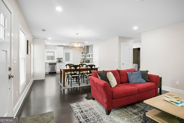 living area with visible vents, baseboards, a chandelier, dark wood finished floors, and recessed lighting