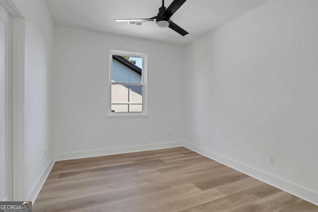 644 Glendale Rd, Scottdale, GA 30079 - unfurnished room featuring light wood-style flooring, visible vents, baseboards, and ceiling fan