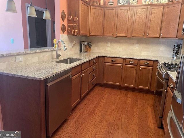 kitchen with a sink, backsplash, dark wood-style floors, and stainless steel appliances