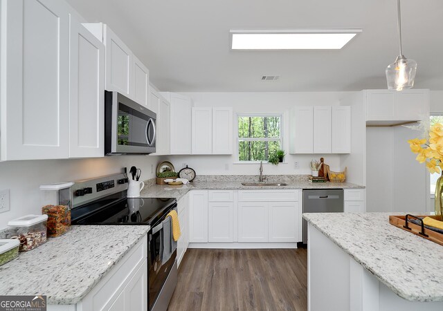 100 N Stewart Ln, Griffin, GA 30224 - kitchen featuring visible vents, a sink, dark wood-style floors, white cabinetry, and stainless steel appliances