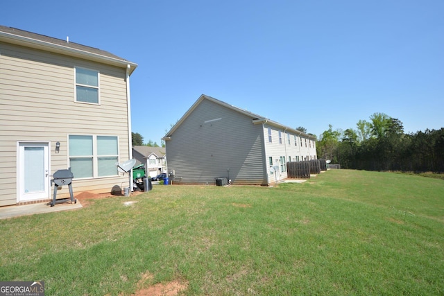 back of house featuring a lawn