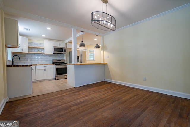 kitchen featuring light wood-style floors, appliances with stainless steel finishes, and baseboards