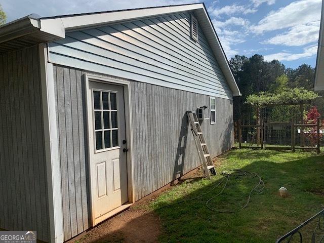 view of outdoor structure featuring fence and an outdoor structure