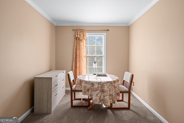 dining area featuring carpet, baseboards, and crown molding