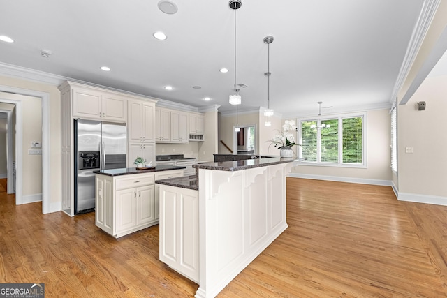 12 Arbor Shrs, Newnan, GA 30265 - kitchen featuring stainless steel fridge with ice dispenser, a center island with sink, ornamental molding, light wood-style flooring, and a kitchen breakfast bar