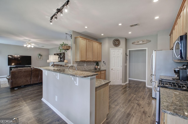 kitchen with visible vents, open floor plan, a peninsula, stainless steel appliances, and dark wood-type flooring