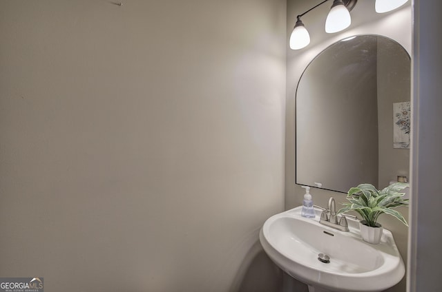 bathroom featuring a sink