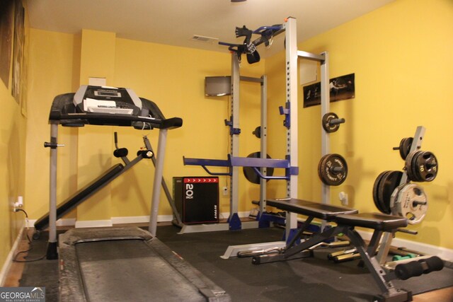 workout room with visible vents and baseboards