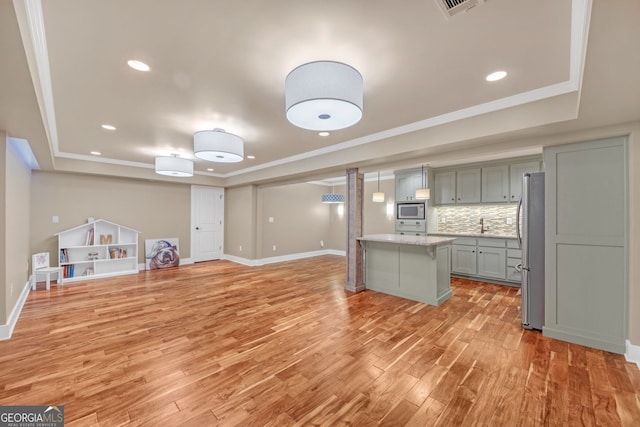 866 Coopers Ridge Path SW, Grayson, GA 30017 - kitchen with a raised ceiling, stainless steel appliances, light wood-style flooring, backsplash, and recessed lighting