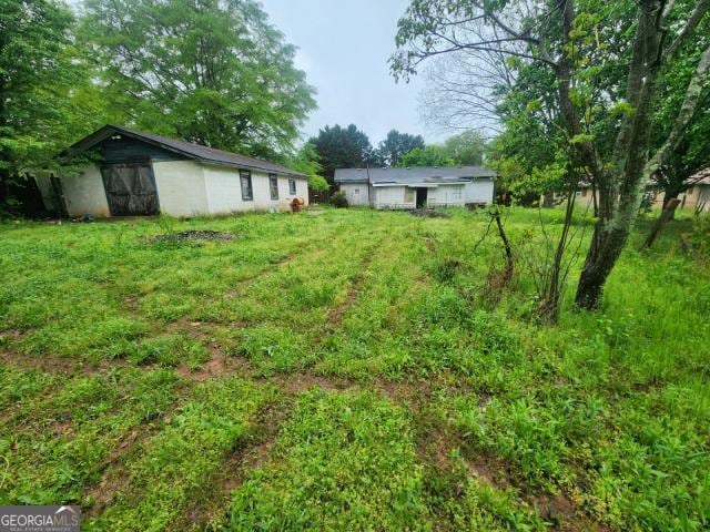 view of yard with an outdoor structure