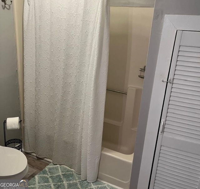 full bath with shower / bath combination with curtain and toilet