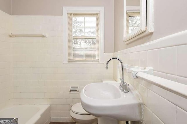 7 S Dr, Cartersville, GA 30120 - full bathroom with a bathing tub, a wainscoted wall, toilet, tile walls, and a sink