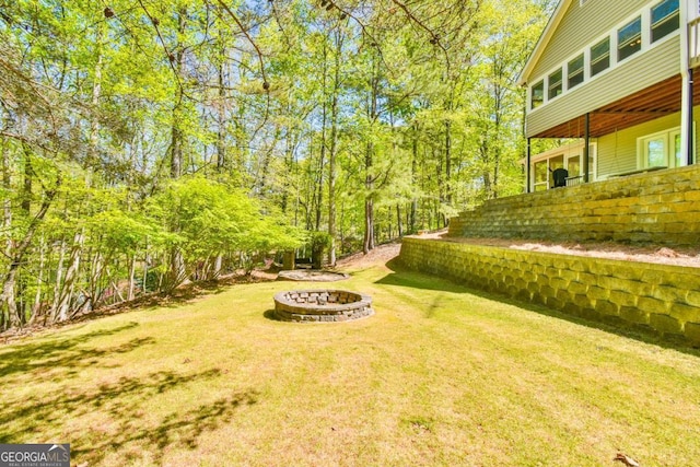 view of yard featuring a fire pit