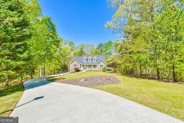 view of front of property featuring a front yard and driveway