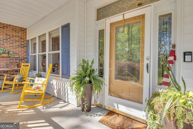 entrance to property featuring covered porch