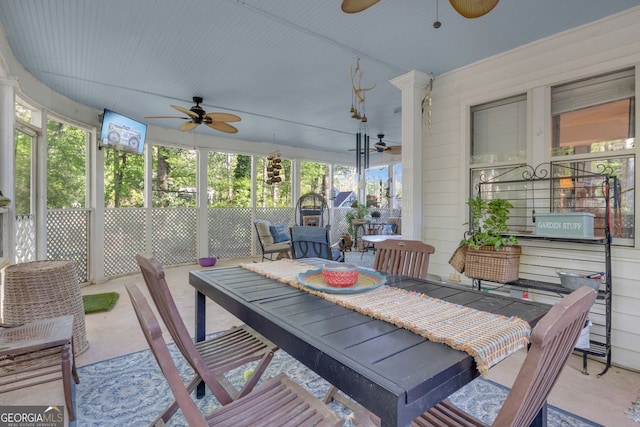 sunroom / solarium featuring a ceiling fan