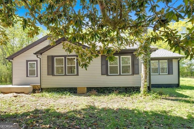 view of side of property featuring a lawn