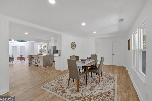 dining space featuring recessed lighting, light wood-style flooring, visible vents, and baseboards