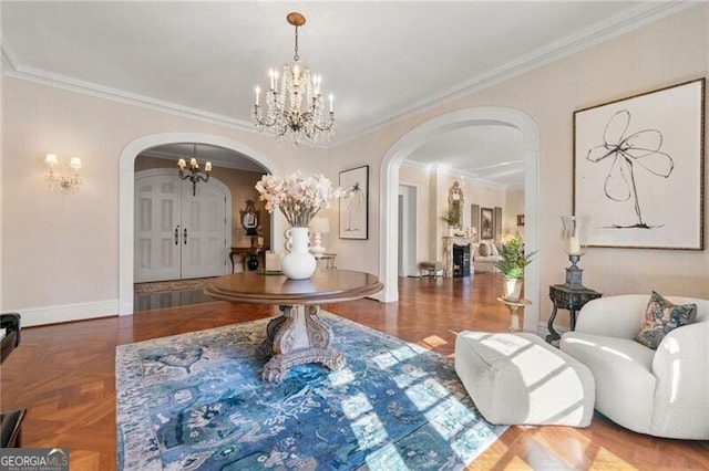 entryway featuring arched walkways, a notable chandelier, baseboards, and ornamental molding