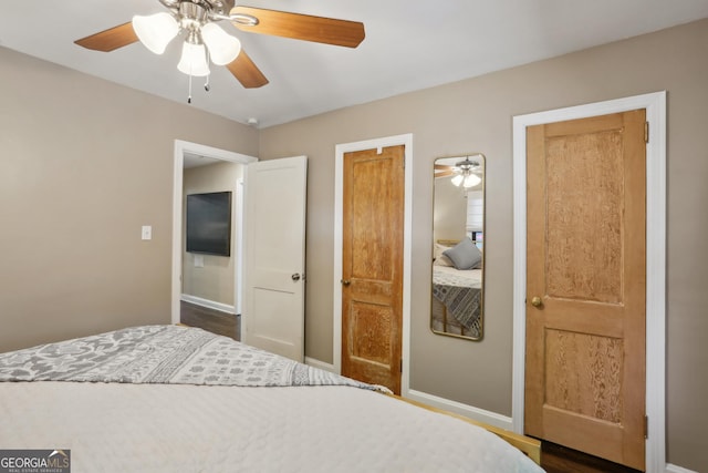 bedroom with baseboards and a ceiling fan