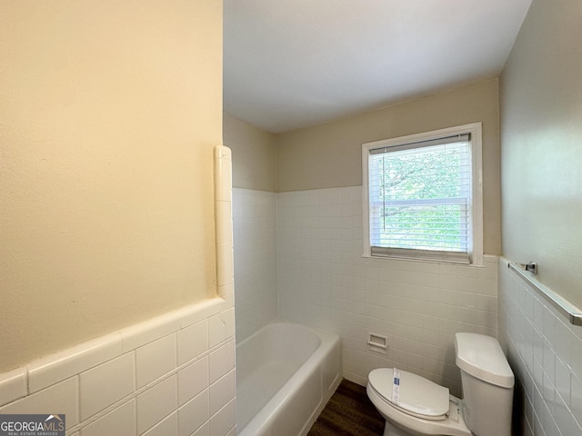 2361 Whites Mill Rd, Decatur, GA 30032 - full bathroom featuring toilet, a bathing tub, wainscoting, and tile walls