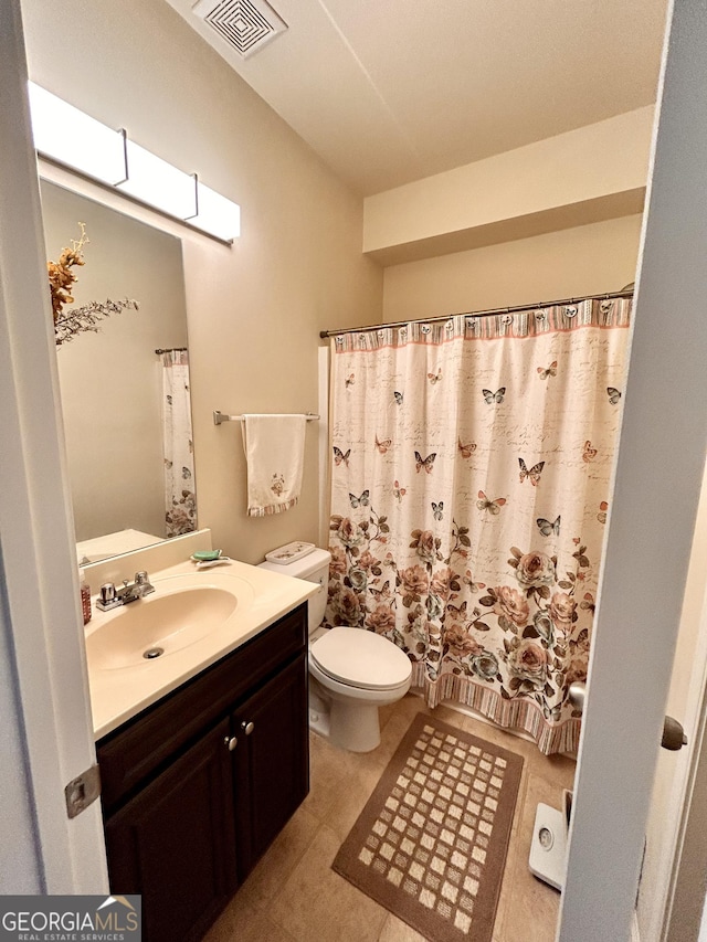 full bathroom featuring vanity, visible vents, a shower with curtain, and toilet