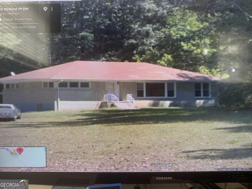 view of front of property featuring a front yard