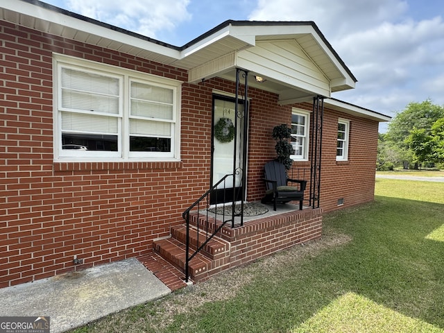 view of front of house with brick siding and a front lawn