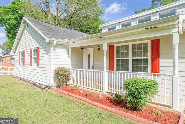 view of front facade with a front lawn and covered porch