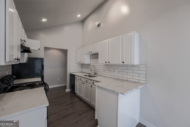 kitchen with visible vents, a sink, baseboards, decorative backsplash, and black appliances
