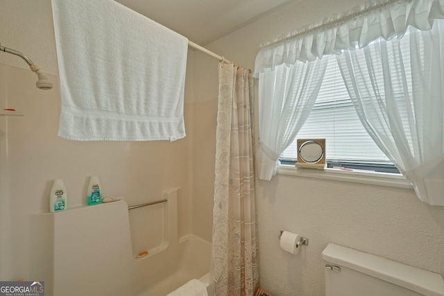 full bathroom featuring toilet and a shower with curtain