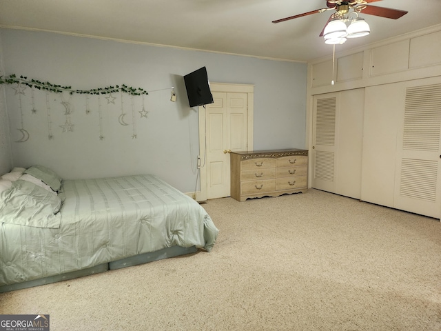 bedroom featuring carpet flooring, a closet, a ceiling fan, and ornamental molding