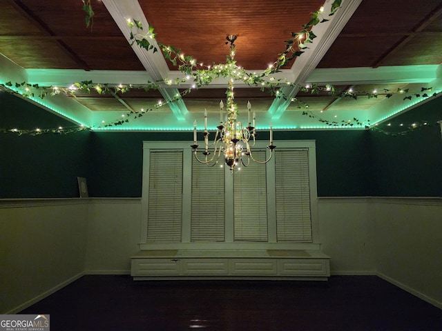 room details featuring an inviting chandelier