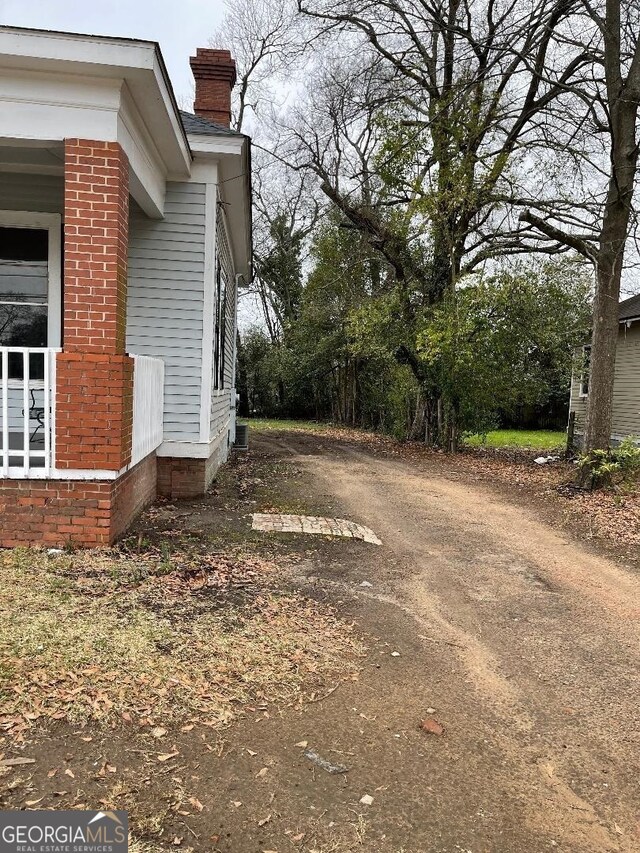 view of yard featuring driveway