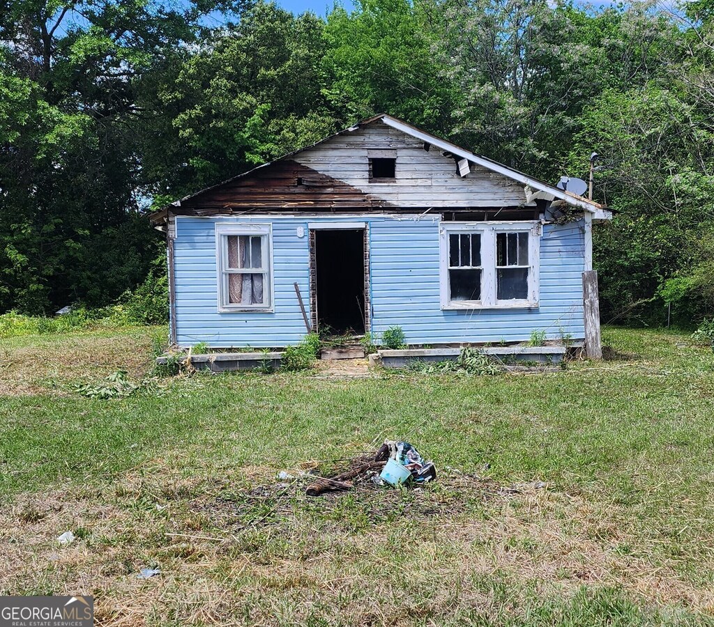 bungalow featuring a front yard
