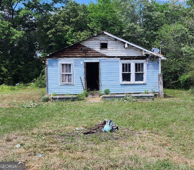 bungalow featuring a front yard