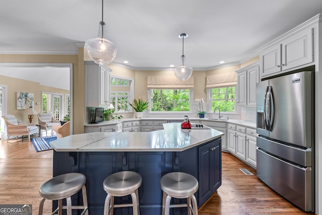 6140 Rachel Rdg, Peachtree Corners, GA 30092 - kitchen featuring stainless steel fridge, a sink, a kitchen island, a breakfast bar area, and backsplash