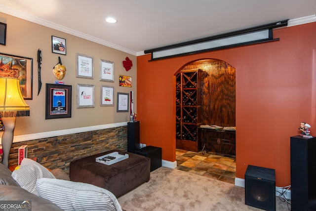 living room with baseboards, arched walkways, ornamental molding, recessed lighting, and carpet flooring