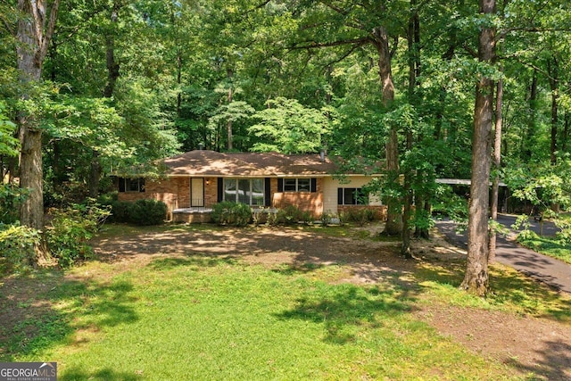 1070 Lovers Lane Rd SE, Calhoun, GA 30701 - ranch-style home featuring a front yard, dirt driveway, and a view of trees