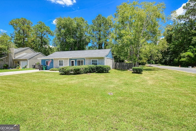 view of front of property with a front lawn, fence, and driveway