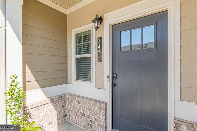 entrance to property with covered porch