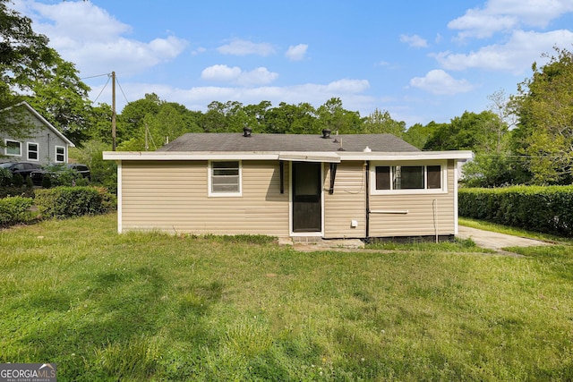 back of house featuring a lawn